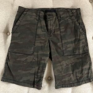 Sanctuary Green Camo Walking 10.5” Shorts NWOT 27